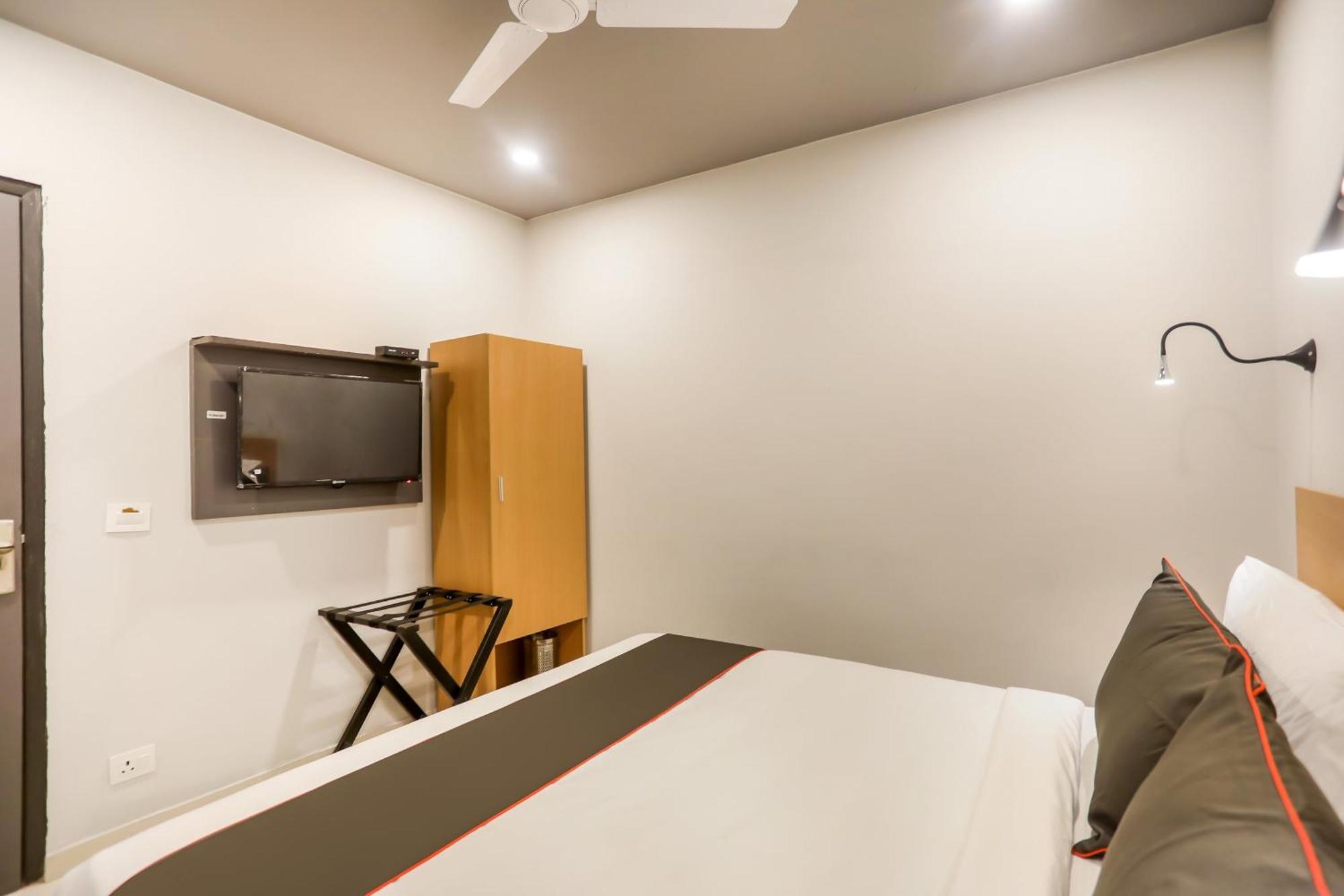 Super Collection O Le Noida Hotel Near Sector 76 Metro Station Екстер'єр фото
