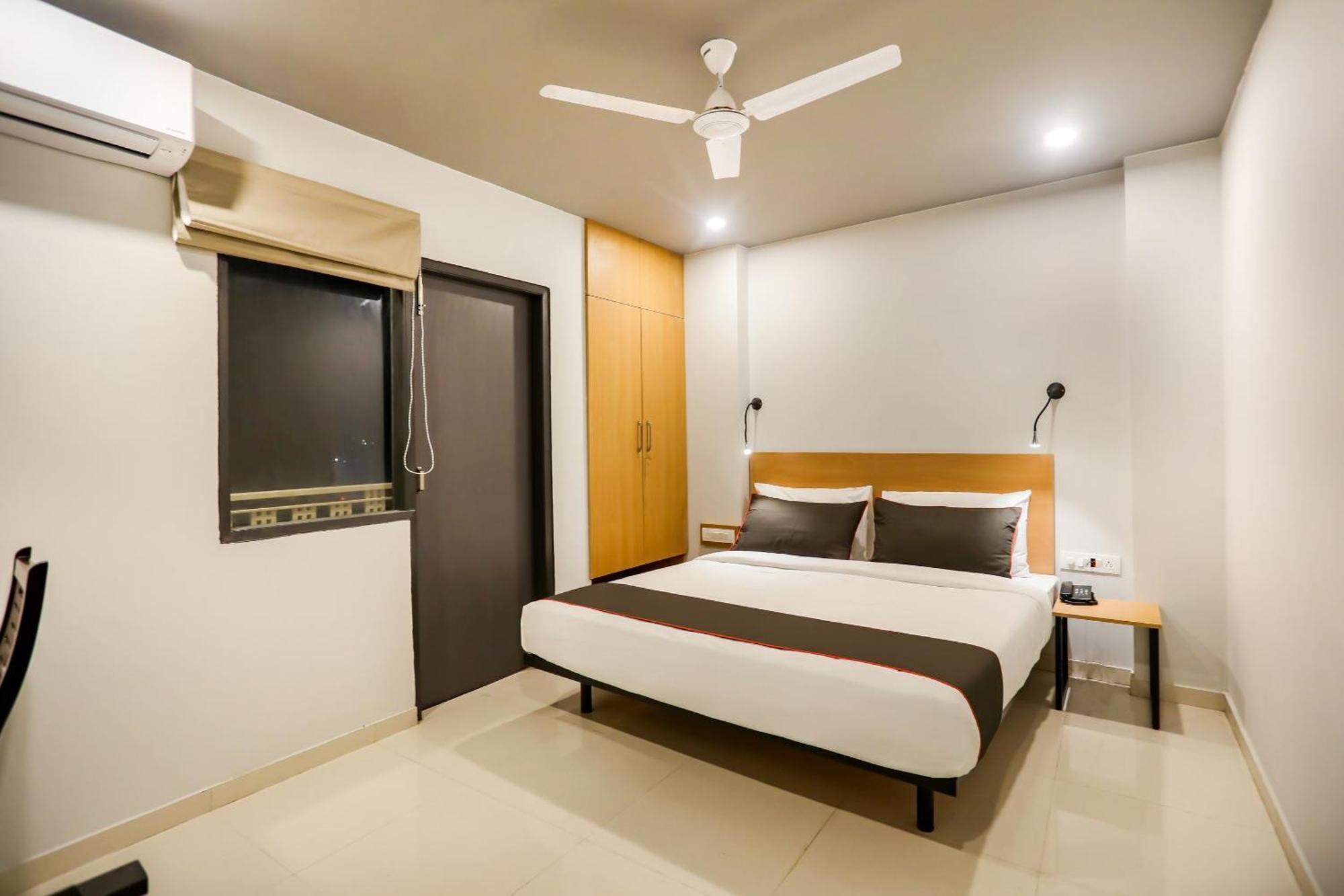 Super Collection O Le Noida Hotel Near Sector 76 Metro Station Екстер'єр фото