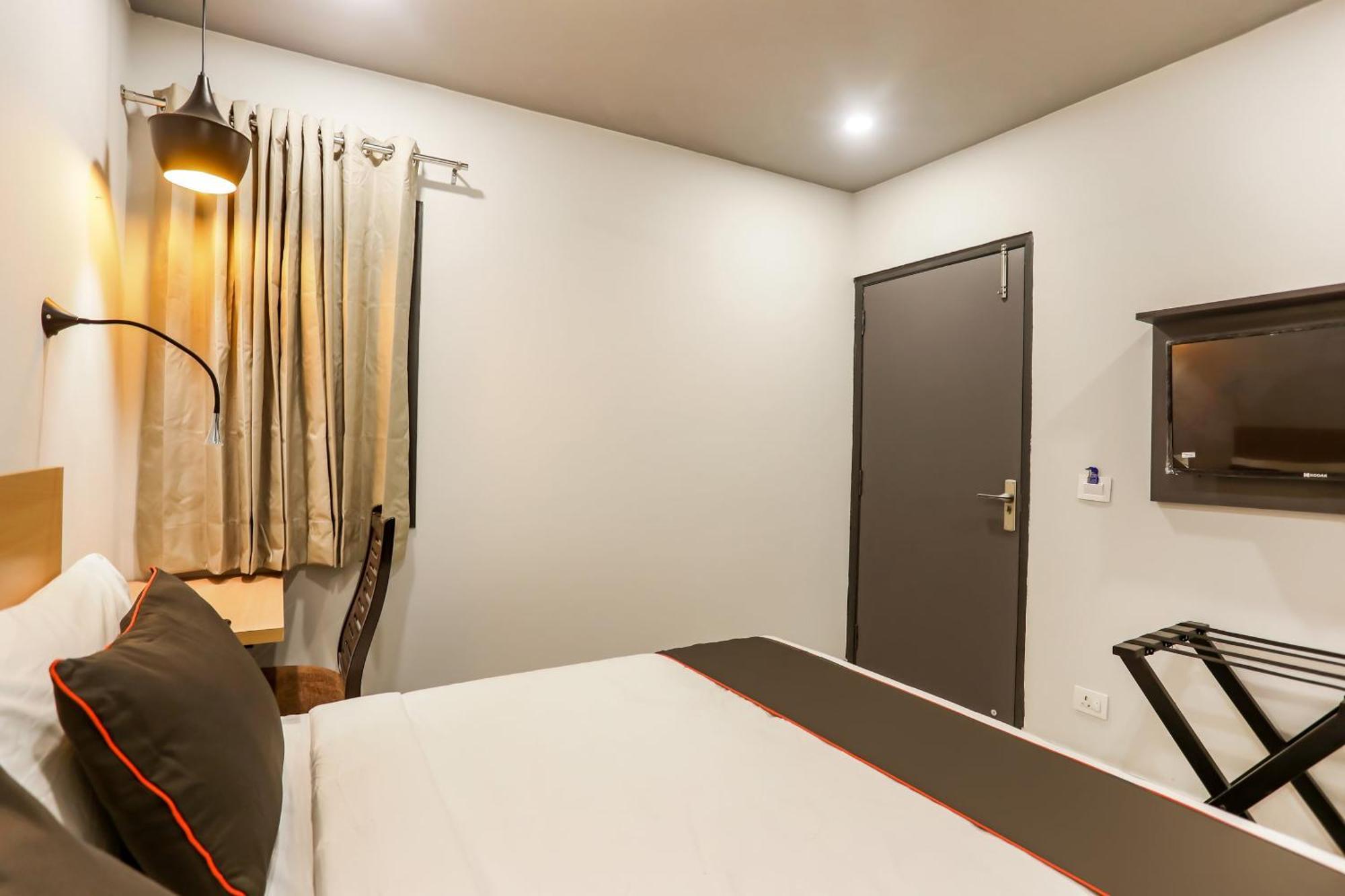 Super Collection O Le Noida Hotel Near Sector 76 Metro Station Екстер'єр фото