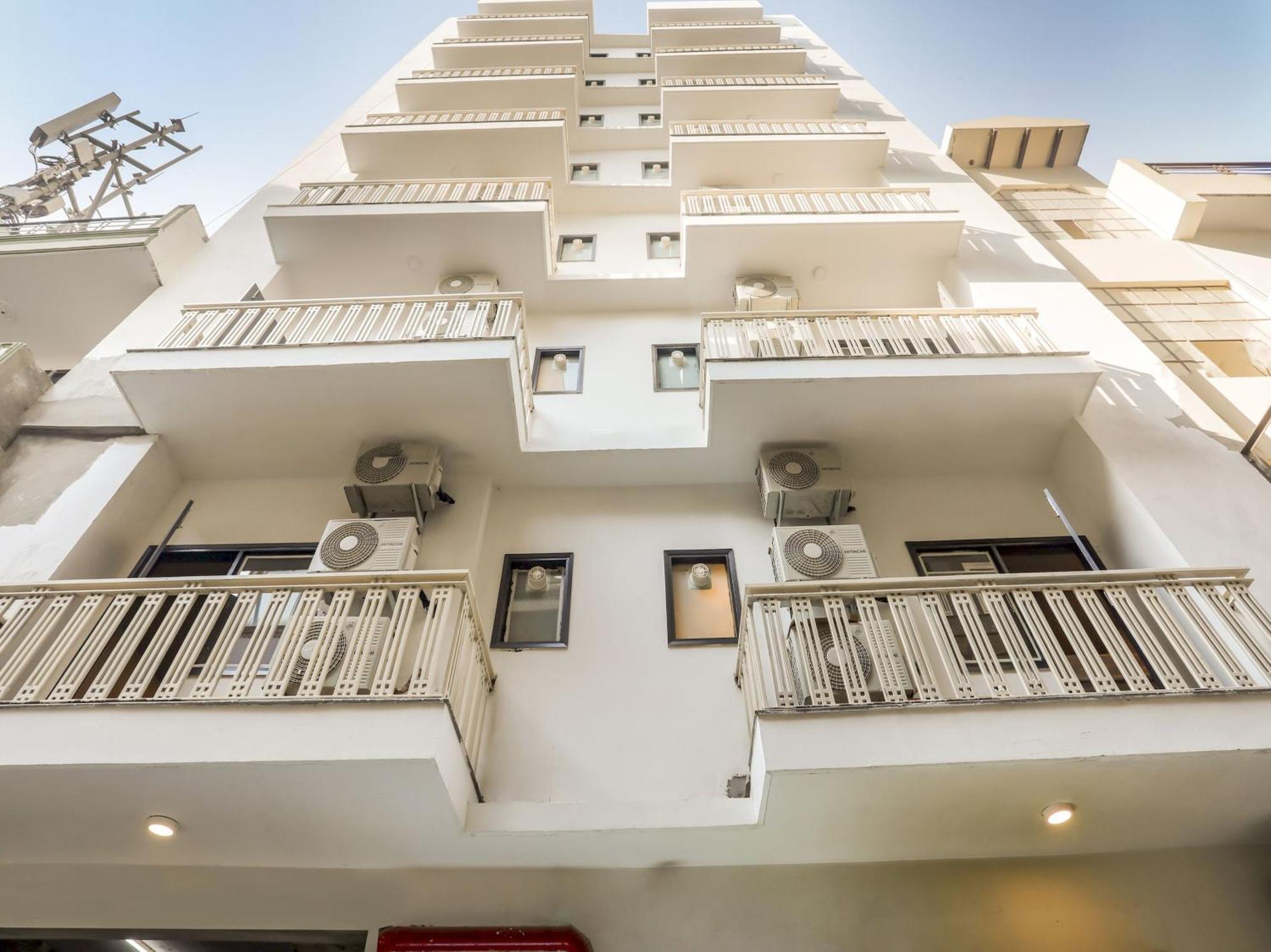 Super Collection O Le Noida Hotel Near Sector 76 Metro Station Екстер'єр фото