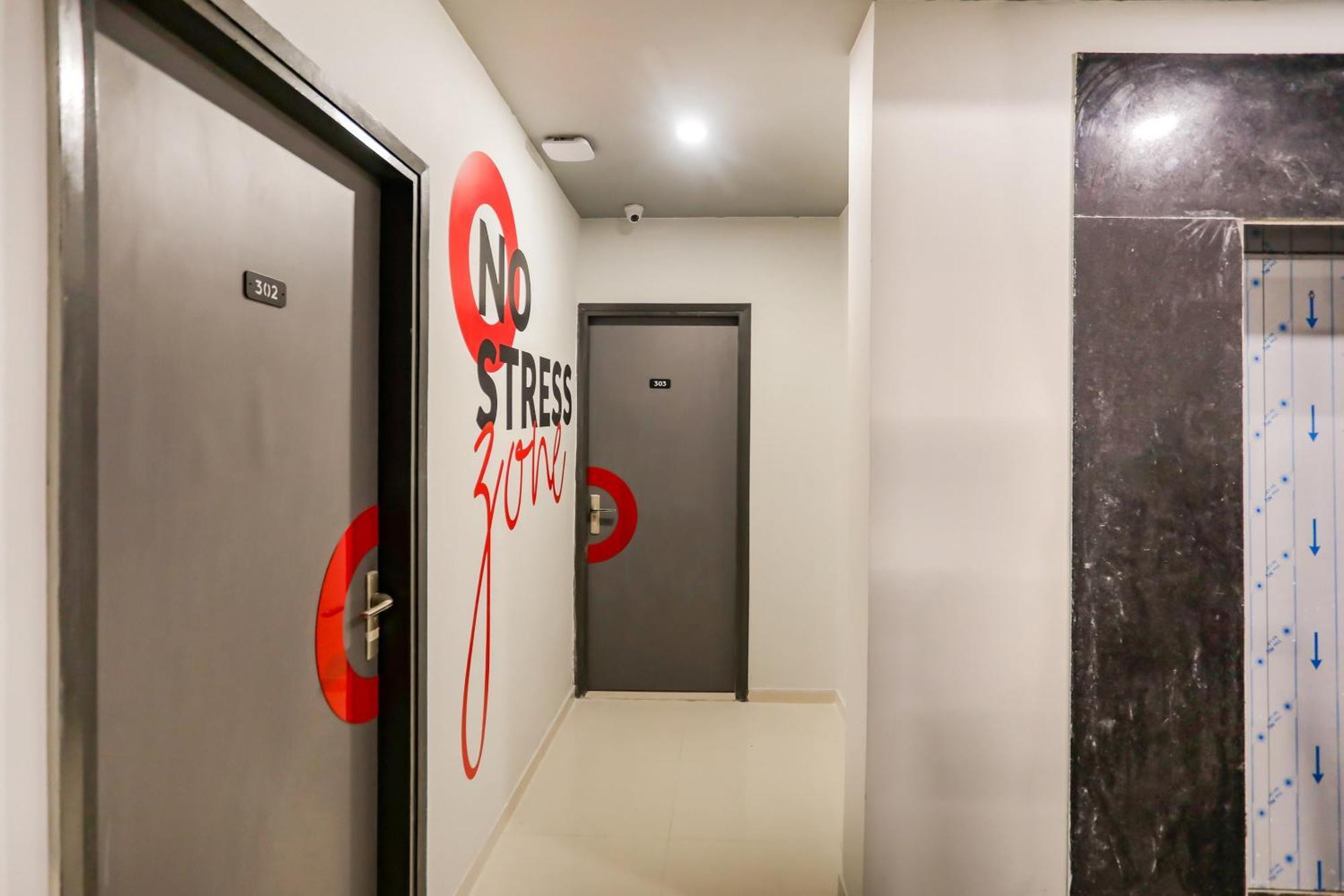 Super Collection O Le Noida Hotel Near Sector 76 Metro Station Екстер'єр фото