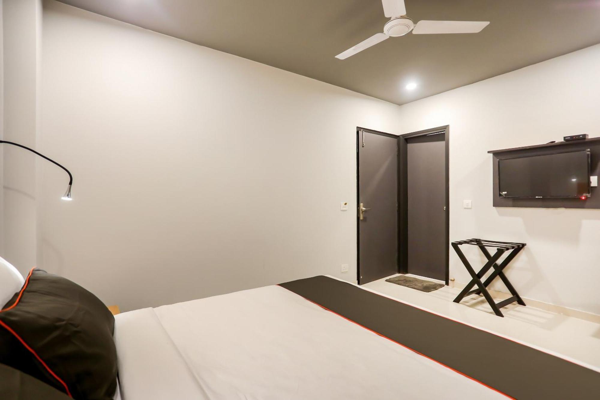 Super Collection O Le Noida Hotel Near Sector 76 Metro Station Екстер'єр фото
