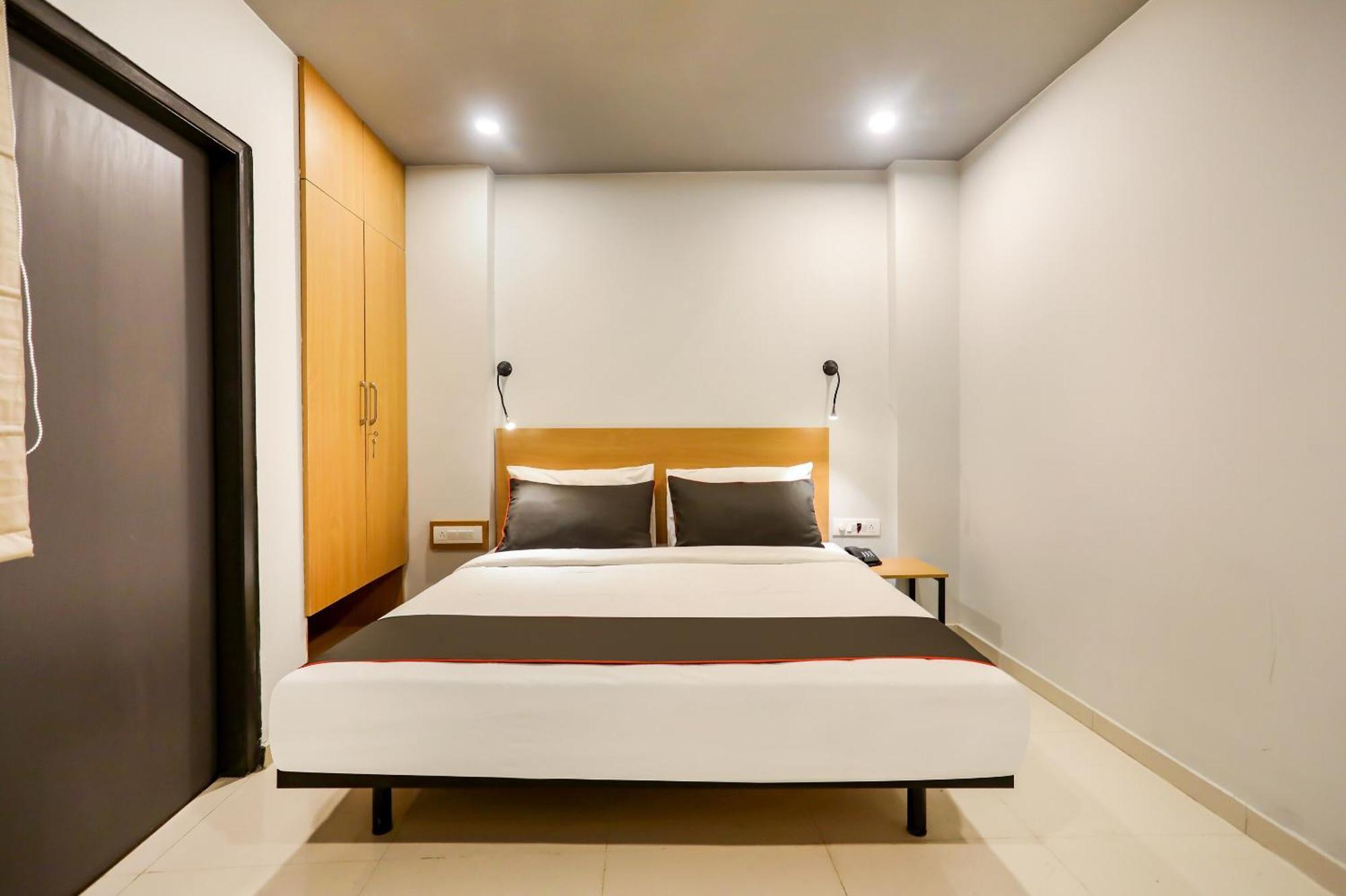 Super Collection O Le Noida Hotel Near Sector 76 Metro Station Екстер'єр фото