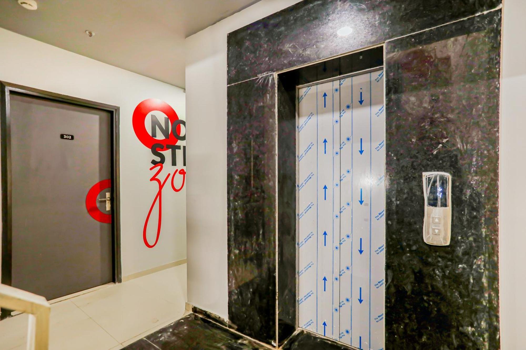 Super Collection O Le Noida Hotel Near Sector 76 Metro Station Екстер'єр фото