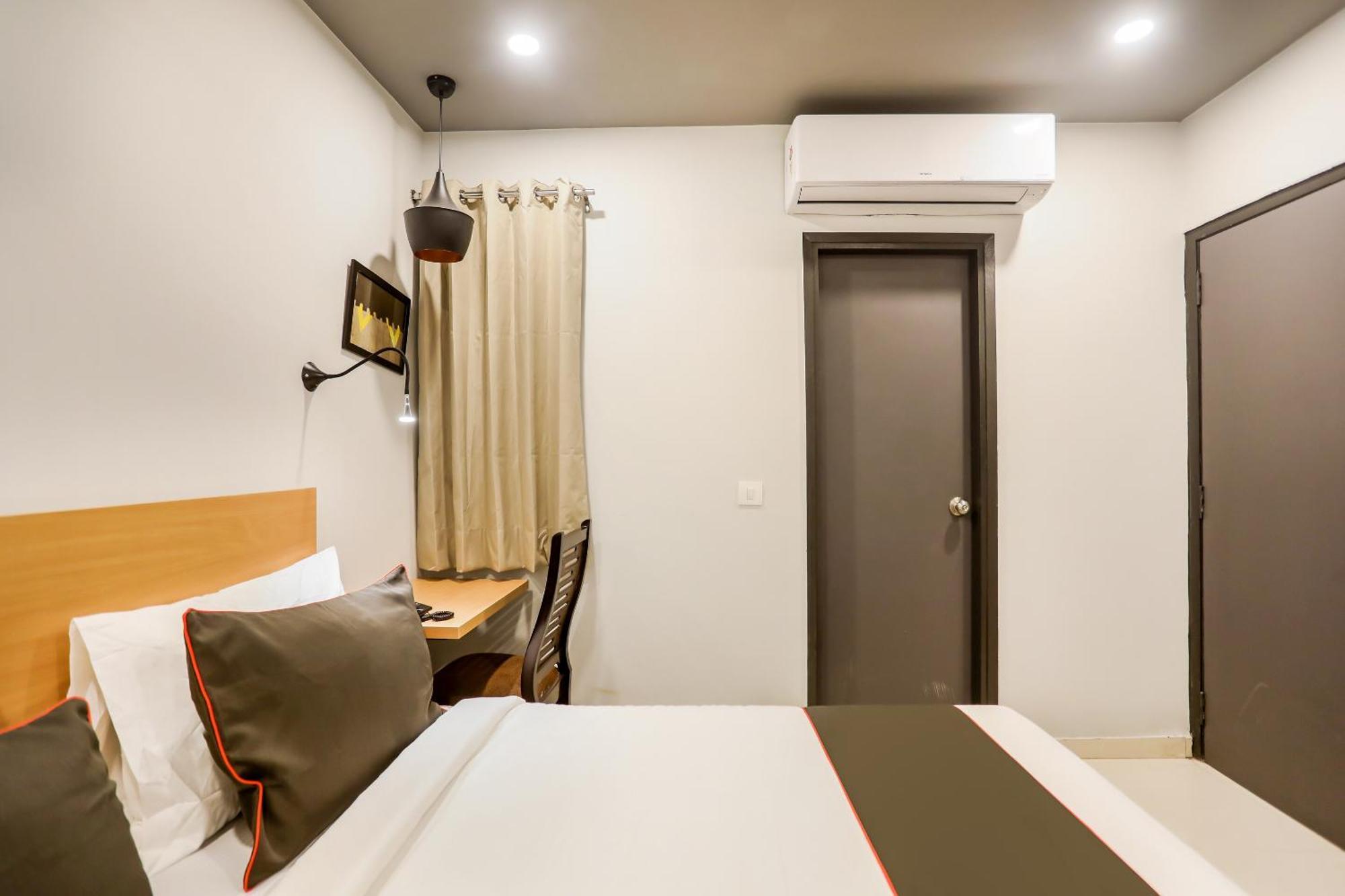 Super Collection O Le Noida Hotel Near Sector 76 Metro Station Екстер'єр фото