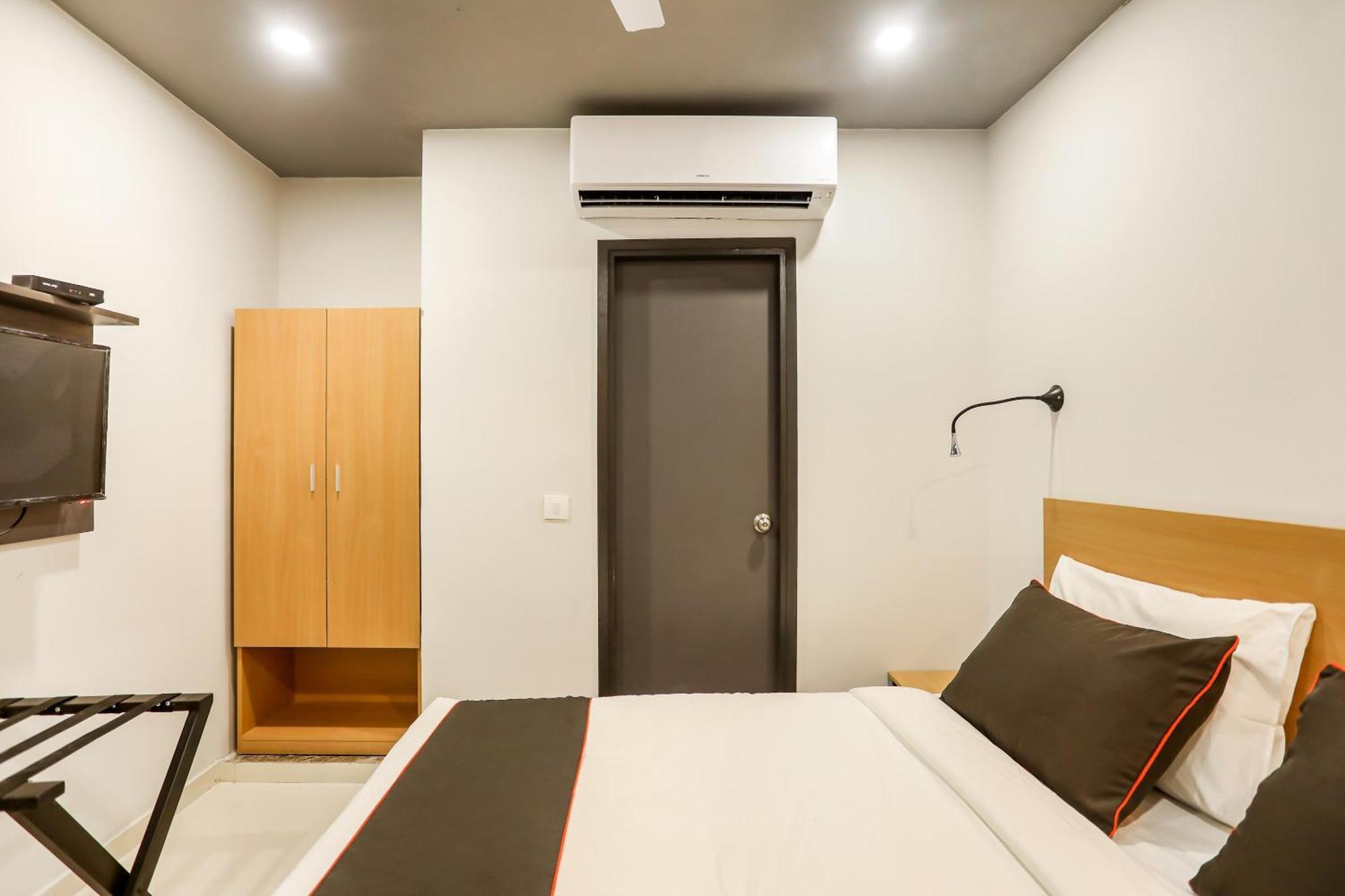 Super Collection O Le Noida Hotel Near Sector 76 Metro Station Екстер'єр фото