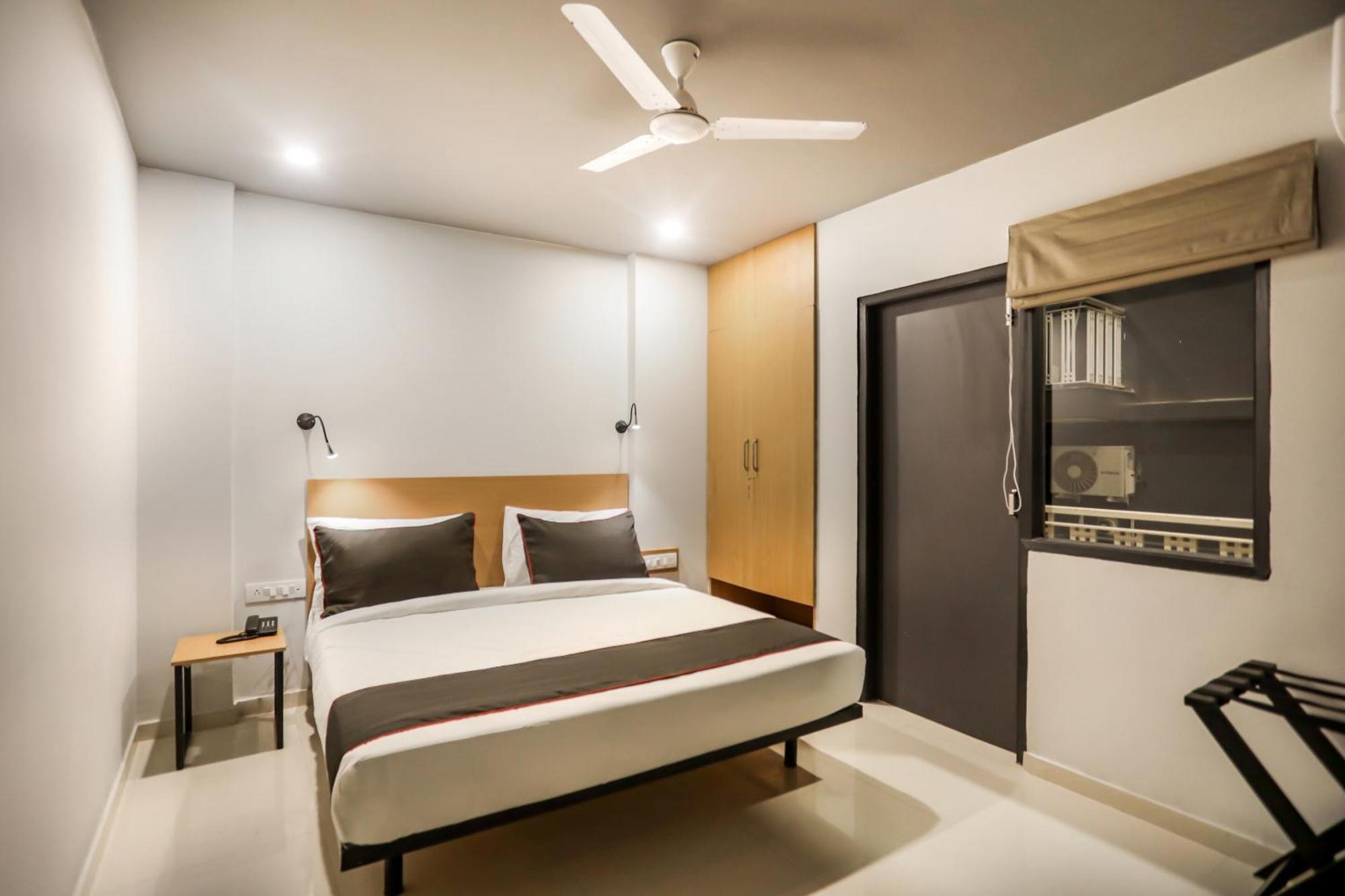 Super Collection O Le Noida Hotel Near Sector 76 Metro Station Екстер'єр фото