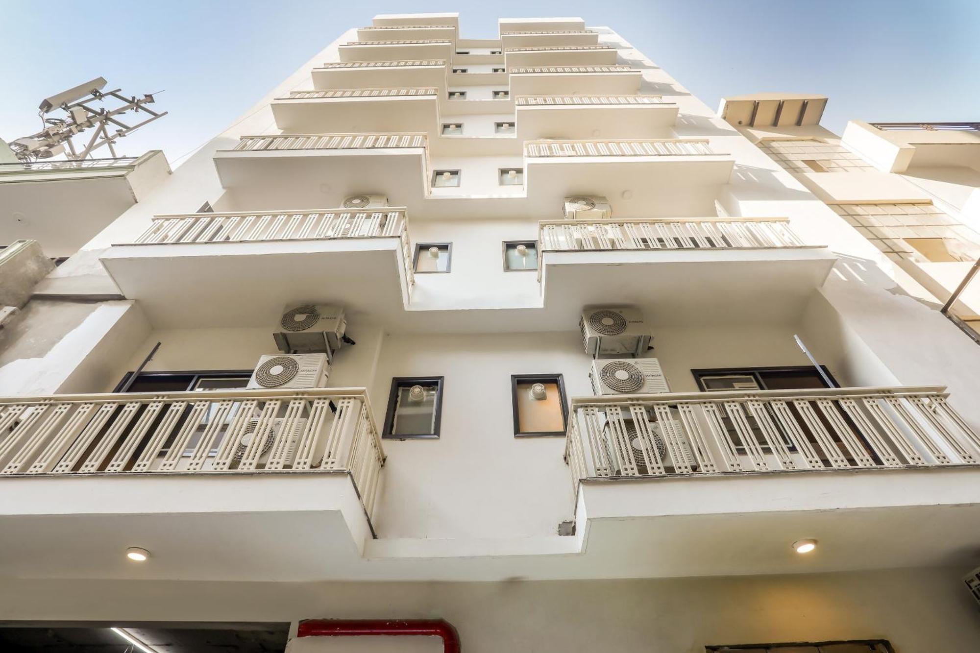 Super Collection O Le Noida Hotel Near Sector 76 Metro Station Екстер'єр фото