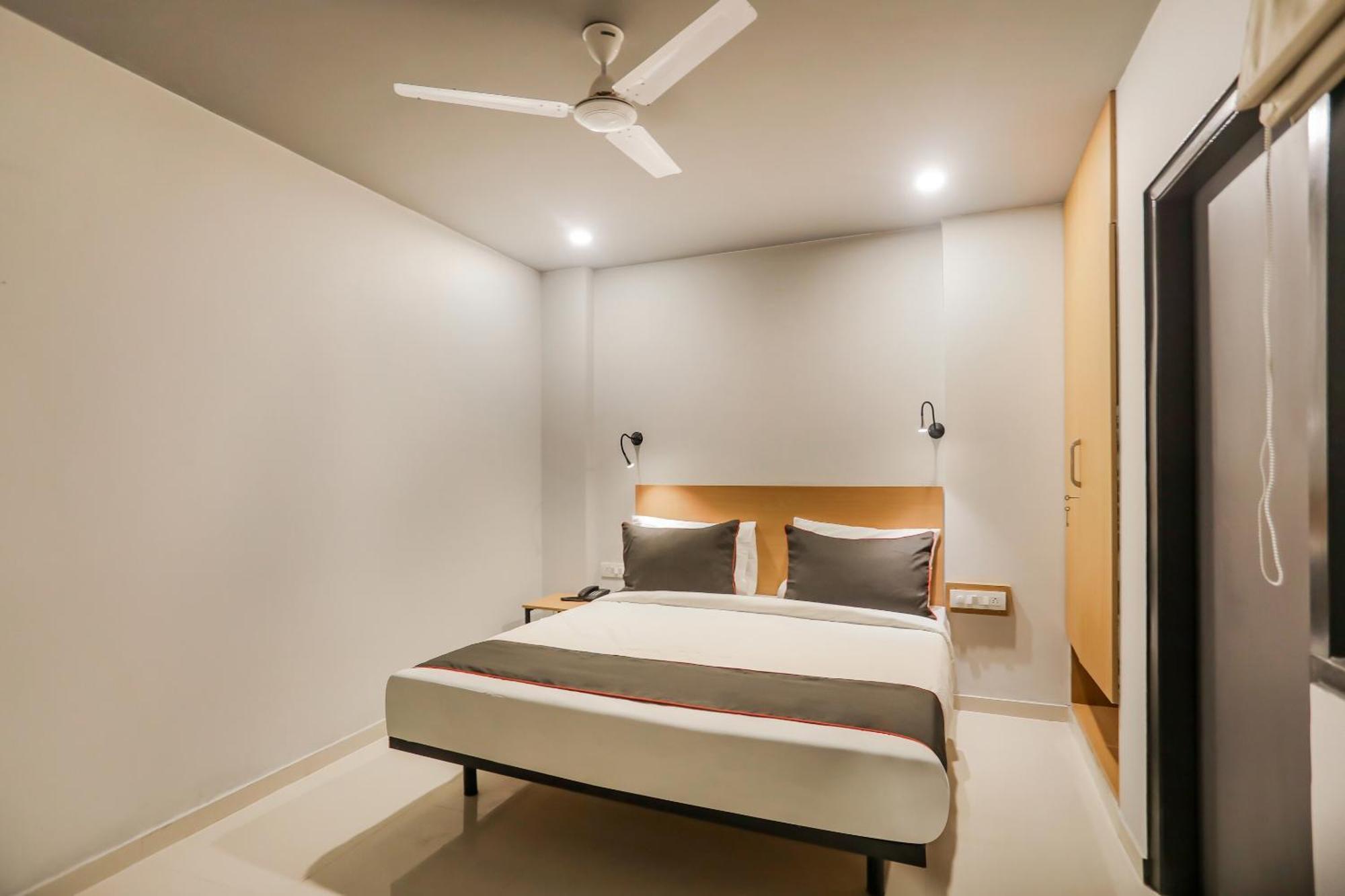 Super Collection O Le Noida Hotel Near Sector 76 Metro Station Екстер'єр фото